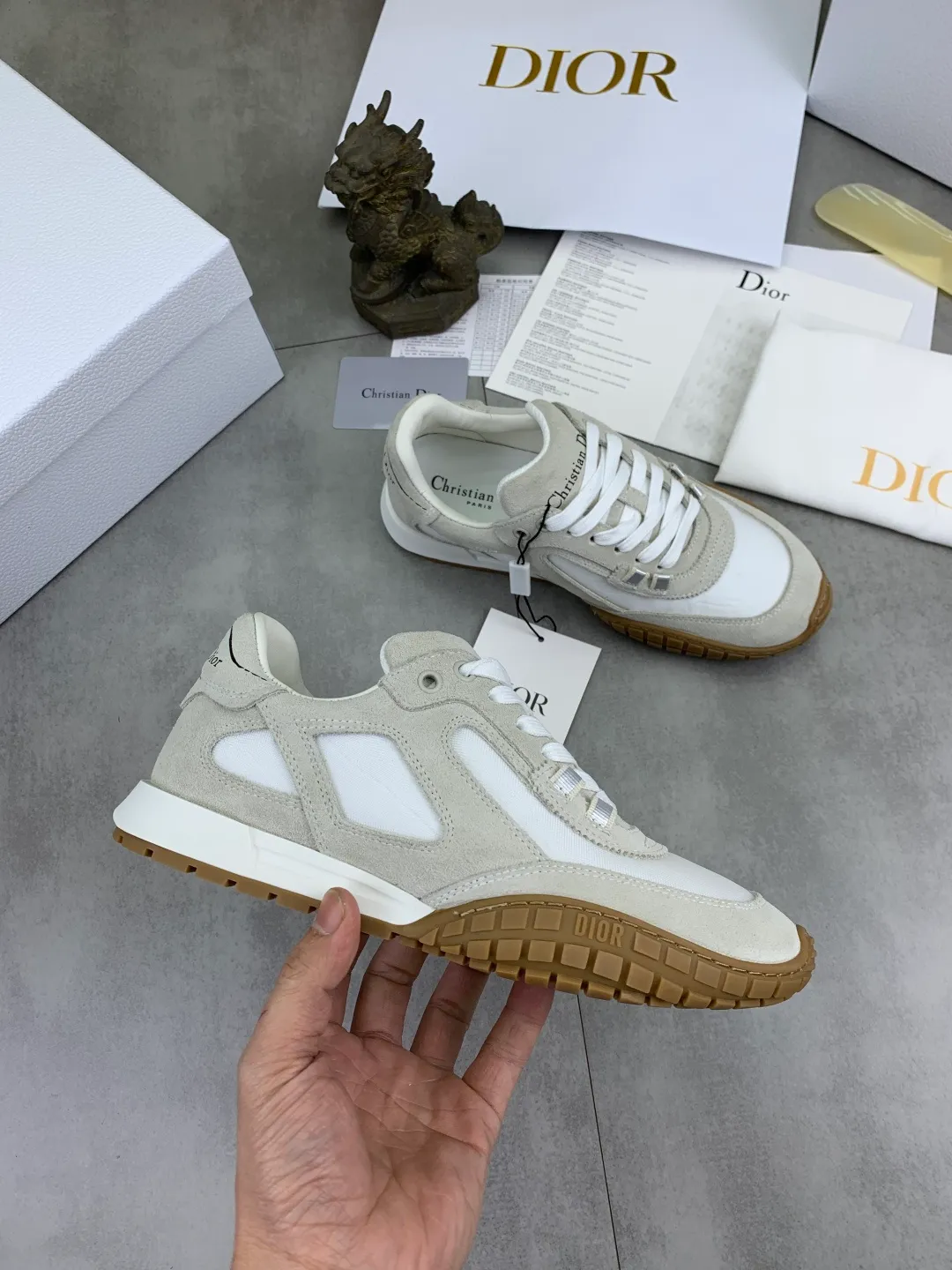 Men's men's shoes P560 new Dior Tech sneakers 2026 early spring series new products, with fashionable details, highlighting retro aesthetics. The light beige anti-suede cow leather upper is spliced ​​with apricot transparent mesh fabric on the side. The upper window edge is adhered with high-frequency flat ironing and back-pressure. It replicates the original craftsmanship, making it beautiful and comfortable without falling off. The interior is made of sheep lining of the same color and is soft and comfortable. The heel and tongue are embellished with the Paris logo. The textured TPU soles with the same color logo. The high-end version is exquisitely packaged with an airplane box, adding to the high-end style. Color: 4️⃣colors available Size: Female 35-41 Male 39-46